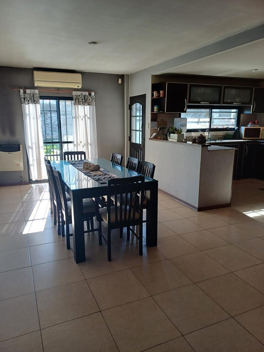 Foto de Casa en dos plantas con terraza y quincho – Lomas de Zamora Oeste, imagen 2