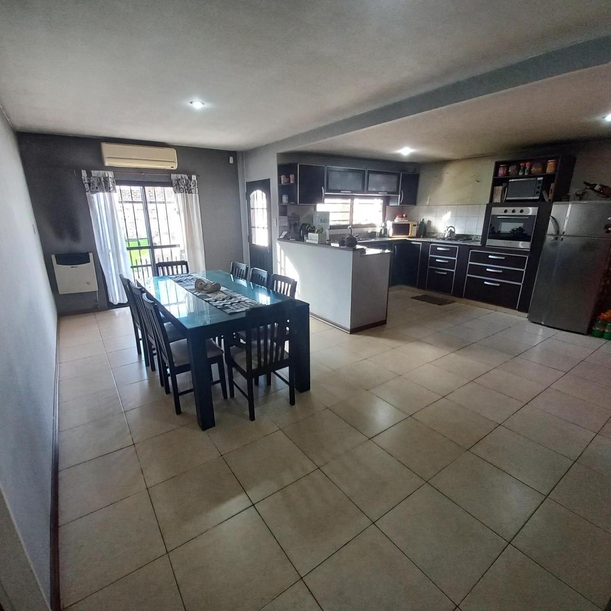 Foto de Casa en dos plantas con terraza y quincho – Lomas de Zamora Oeste, imagen 3