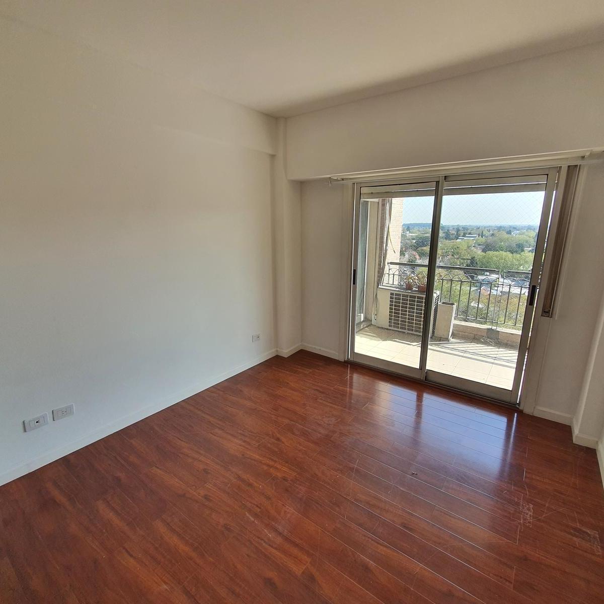 Departamento de 3 Ambientes con Cochera en Plena Lomitas 4