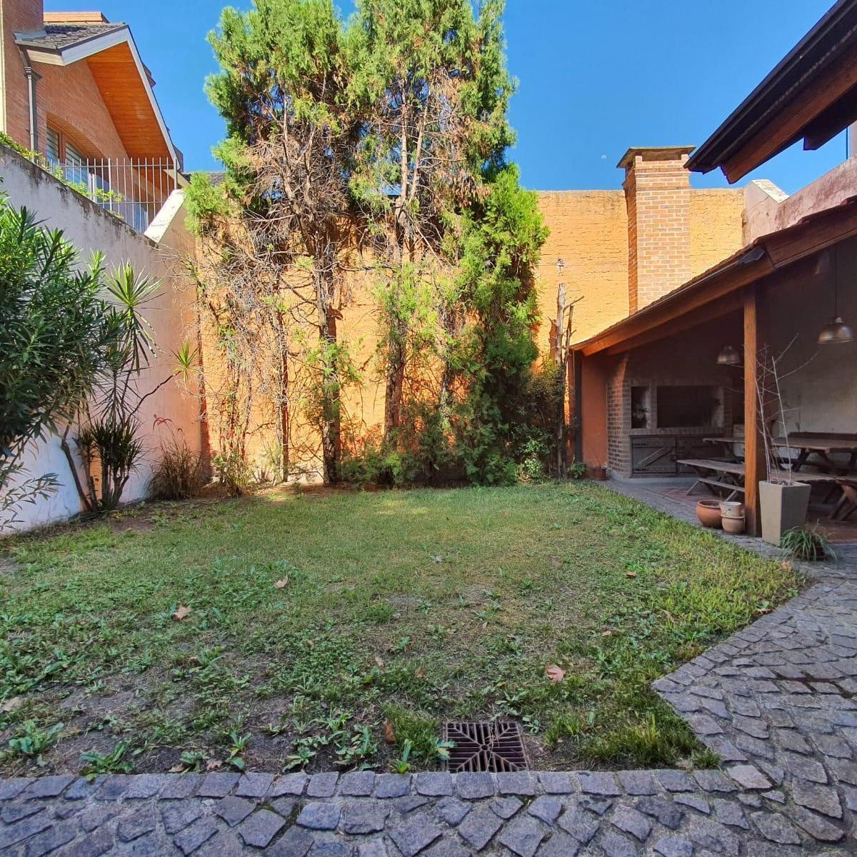 Casa en dos plantas con suite y vestidor – Excelente ubicación en Adrogué