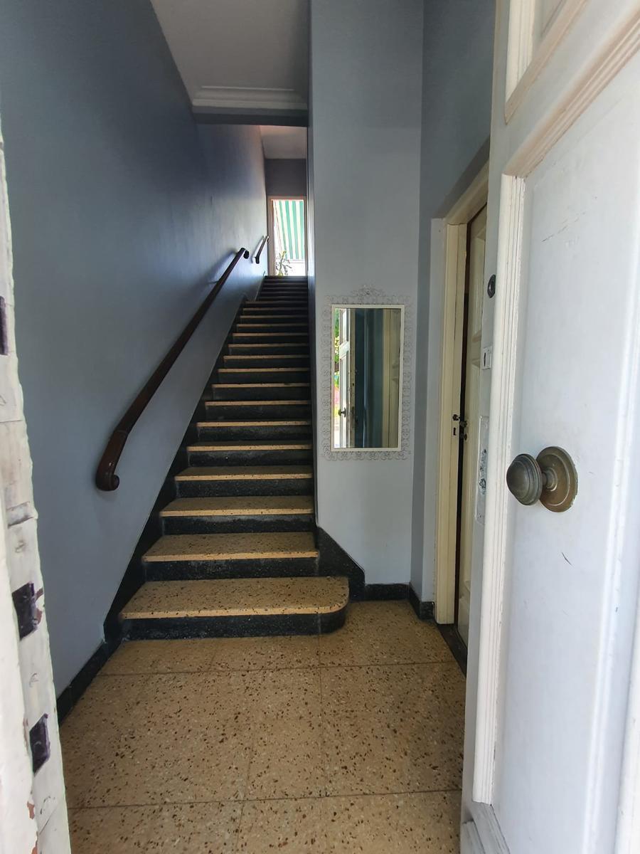 Departamento en pimer piso con patio y cochera de 4 ambientes en Temperley Oeste