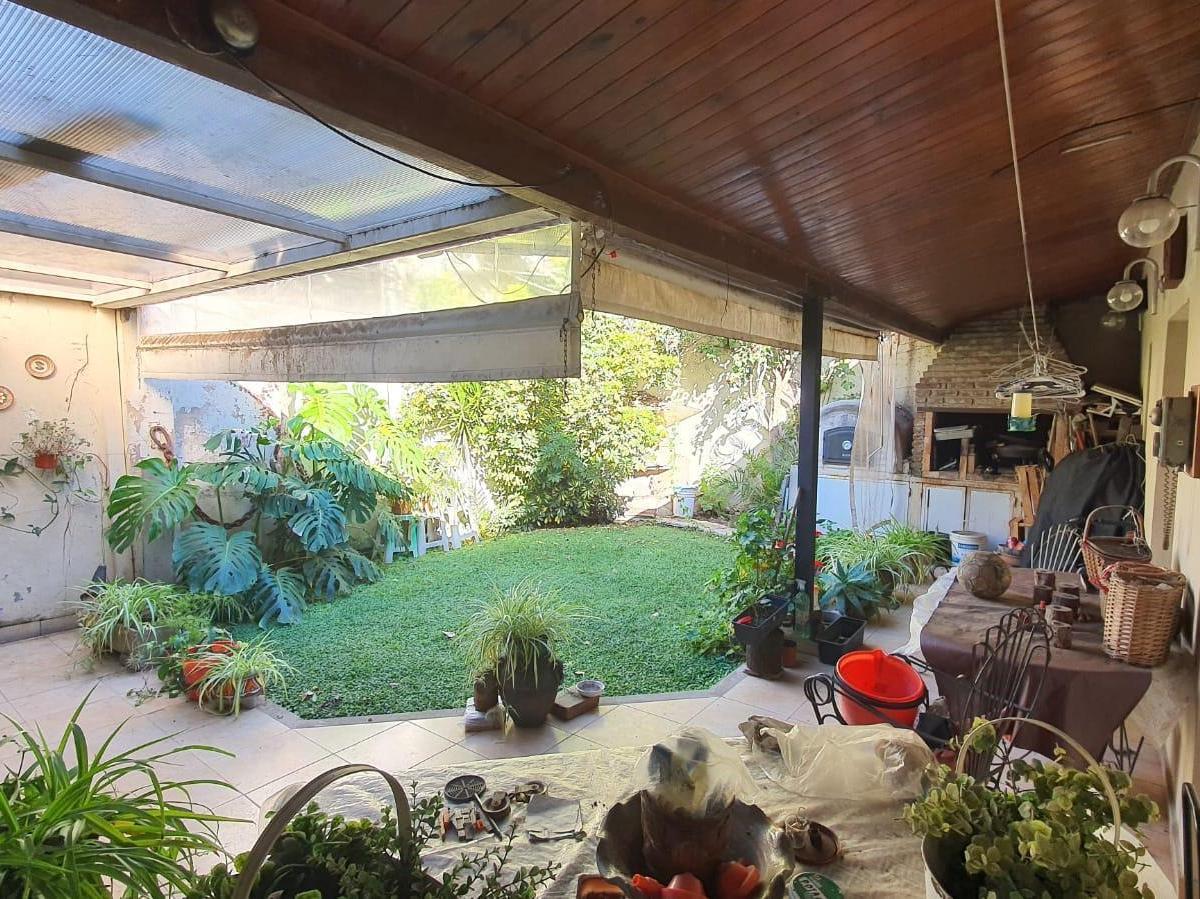 Casa en excelente ubicación, 4 amb con cochera y fondo - Apto Crédito