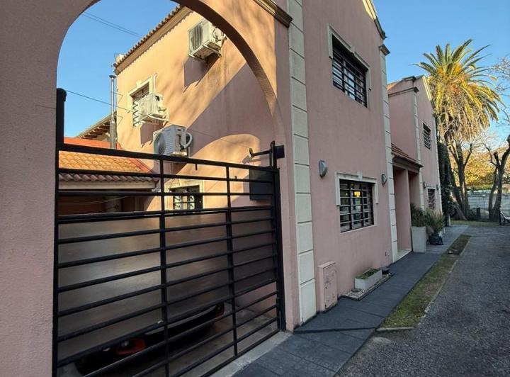 Excelente PH Tipo Casa en Condominio con Pileta y Seguridad – Lomas de Zamora
