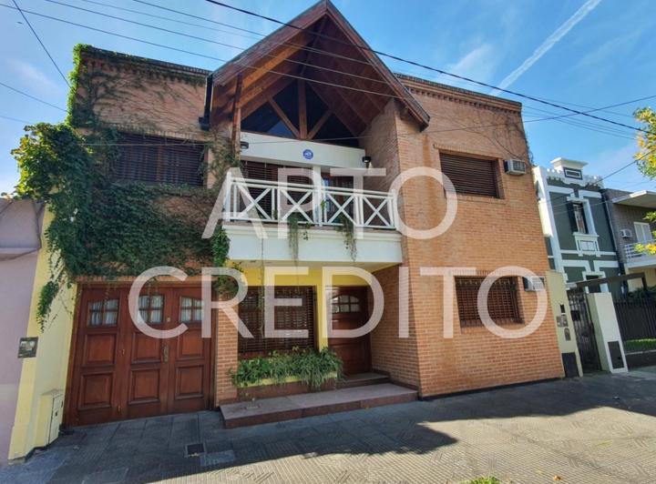 Importante casa en Banfield Oeste – Calidad constructiva – Apta crédito