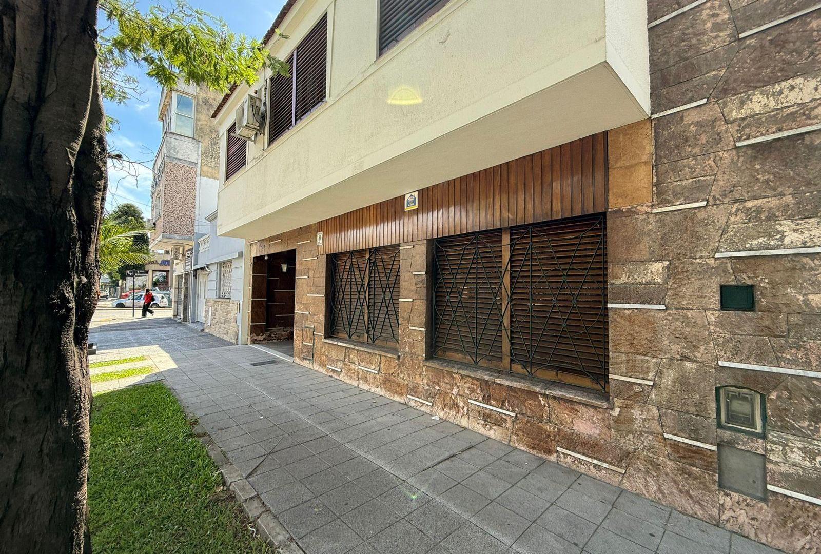 Casa 5 ambientes en dos plantas con cochera doble – Banfield Oeste Apta Credito