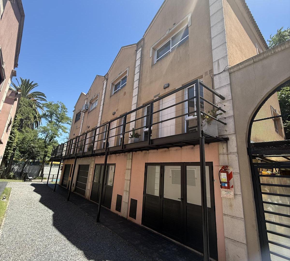 Oportunidad Triplex en condominio cerrado con cochera, 2 habitaciones y bajas expensas – Lomas Oeste