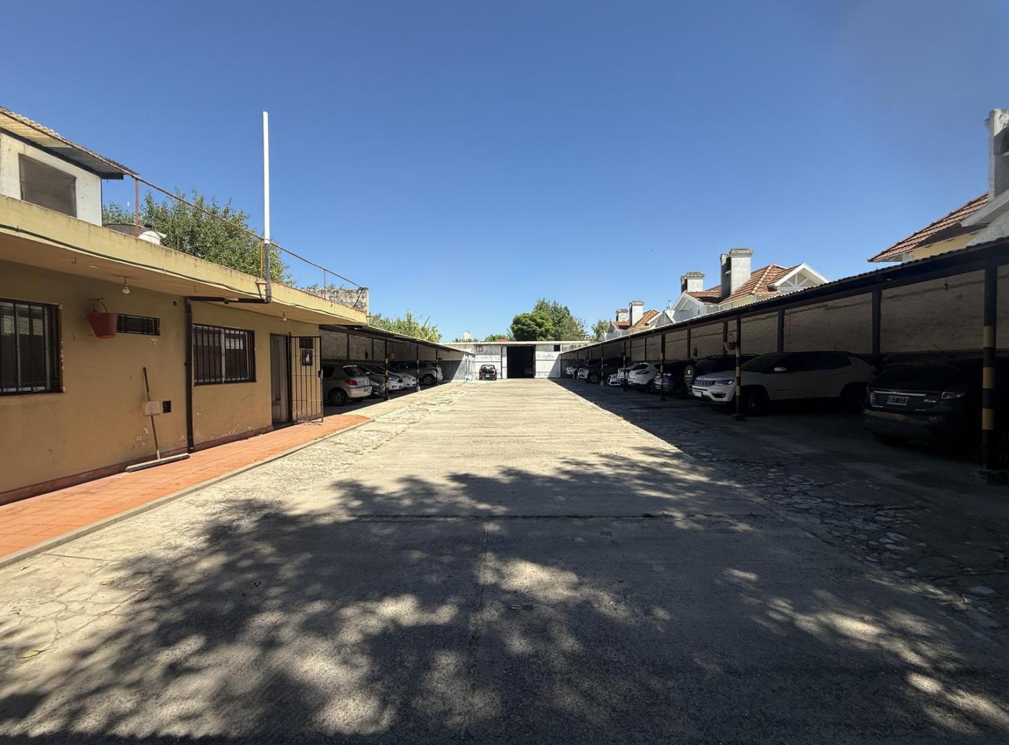 Excelente lote para desarrollo | 1.126 m² con cocheras y depósito | Banfield Oeste