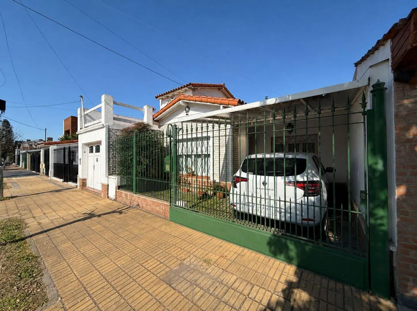 Casa de 3 dormitorios con fondo en muy lindo barrio residencial de Banfield Oeste 1