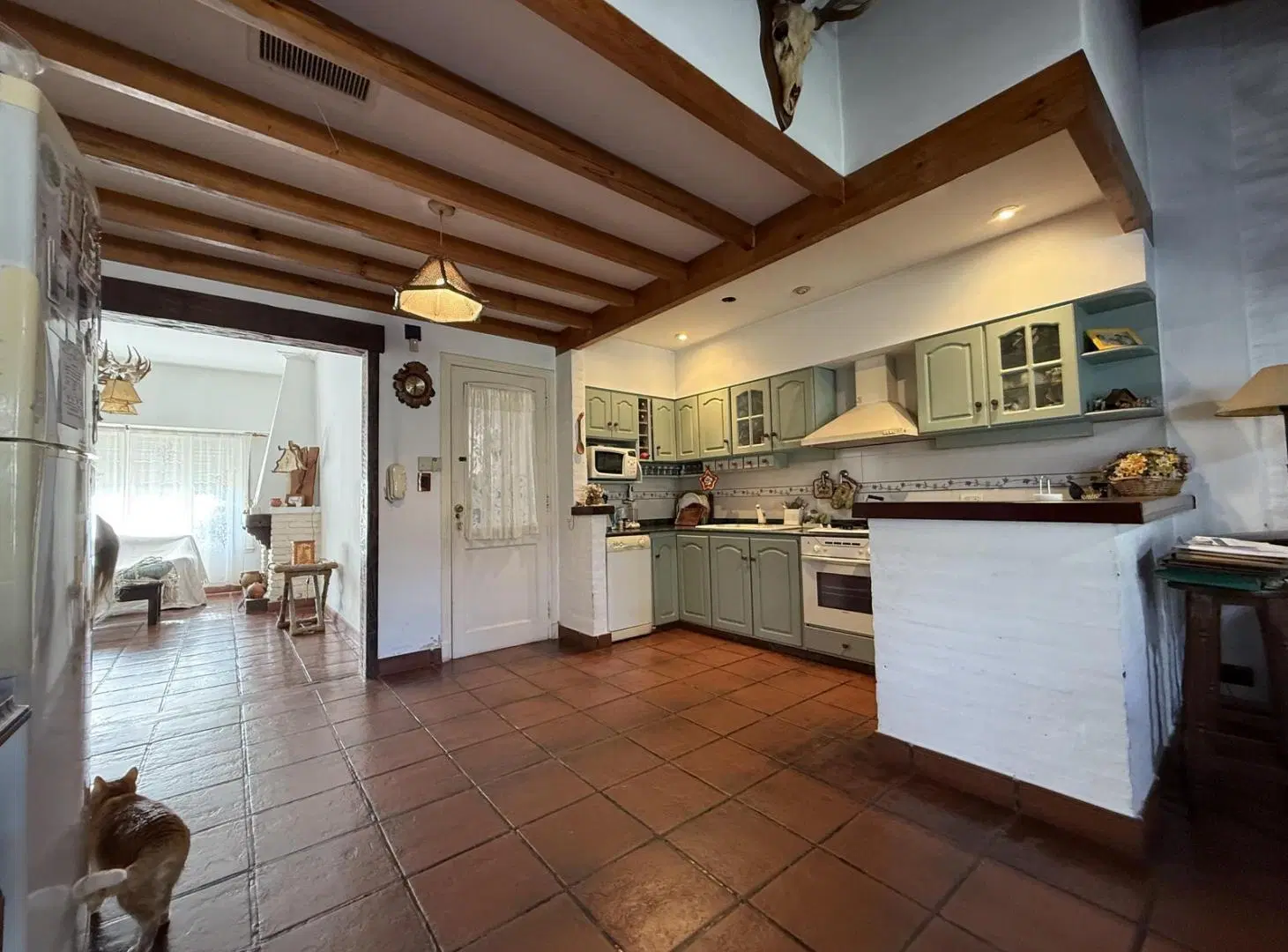 Casa de 3 dormitorios con fondo en muy lindo barrio residencial de Banfield Oeste 4