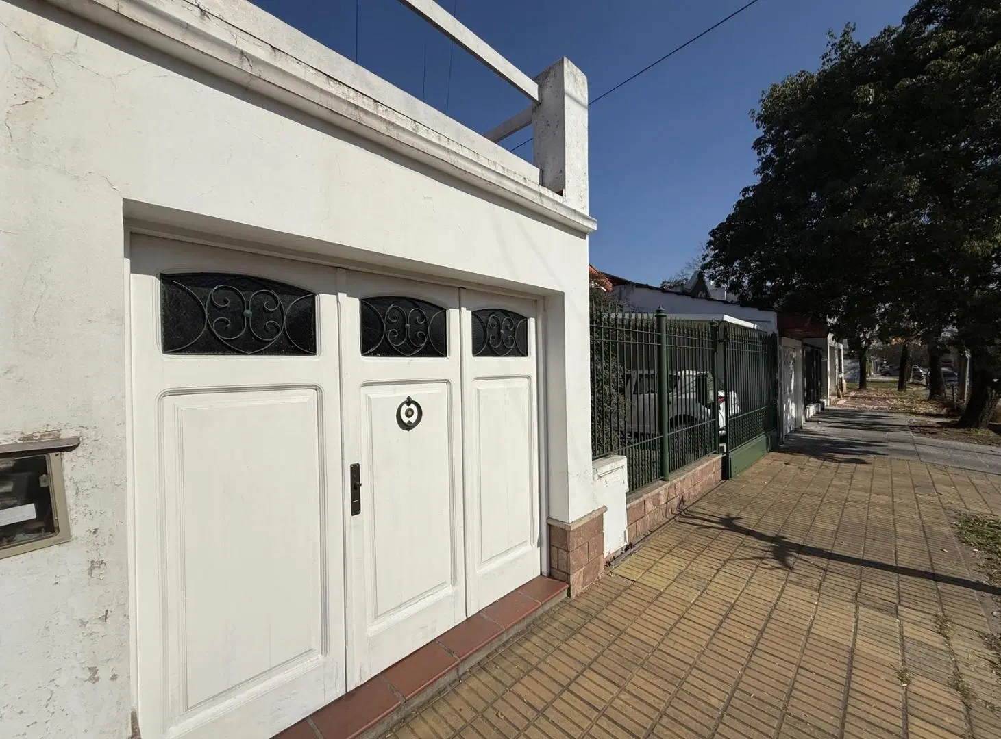 Casa de 3 dormitorios con fondo en muy lindo barrio residencial de Banfield Oeste 5