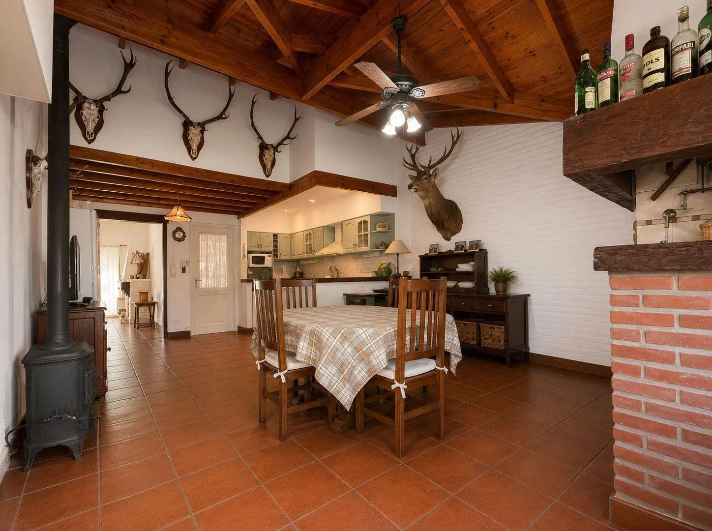 Casa de 3 dormitorios con fondo en muy lindo barrio residencial de Banfield Oeste 2