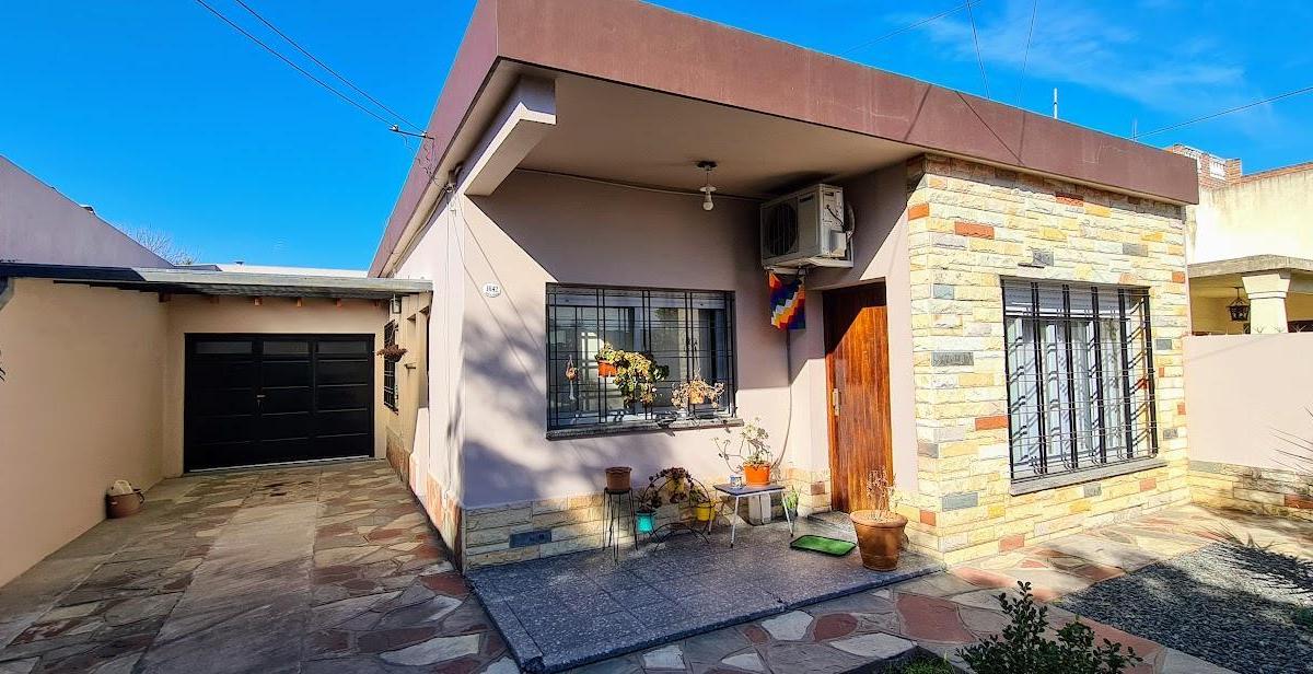 Casa en Venta en Morón Sur, 4 Ambientes, Quincho, Jardín y Garage, Apta Crédito