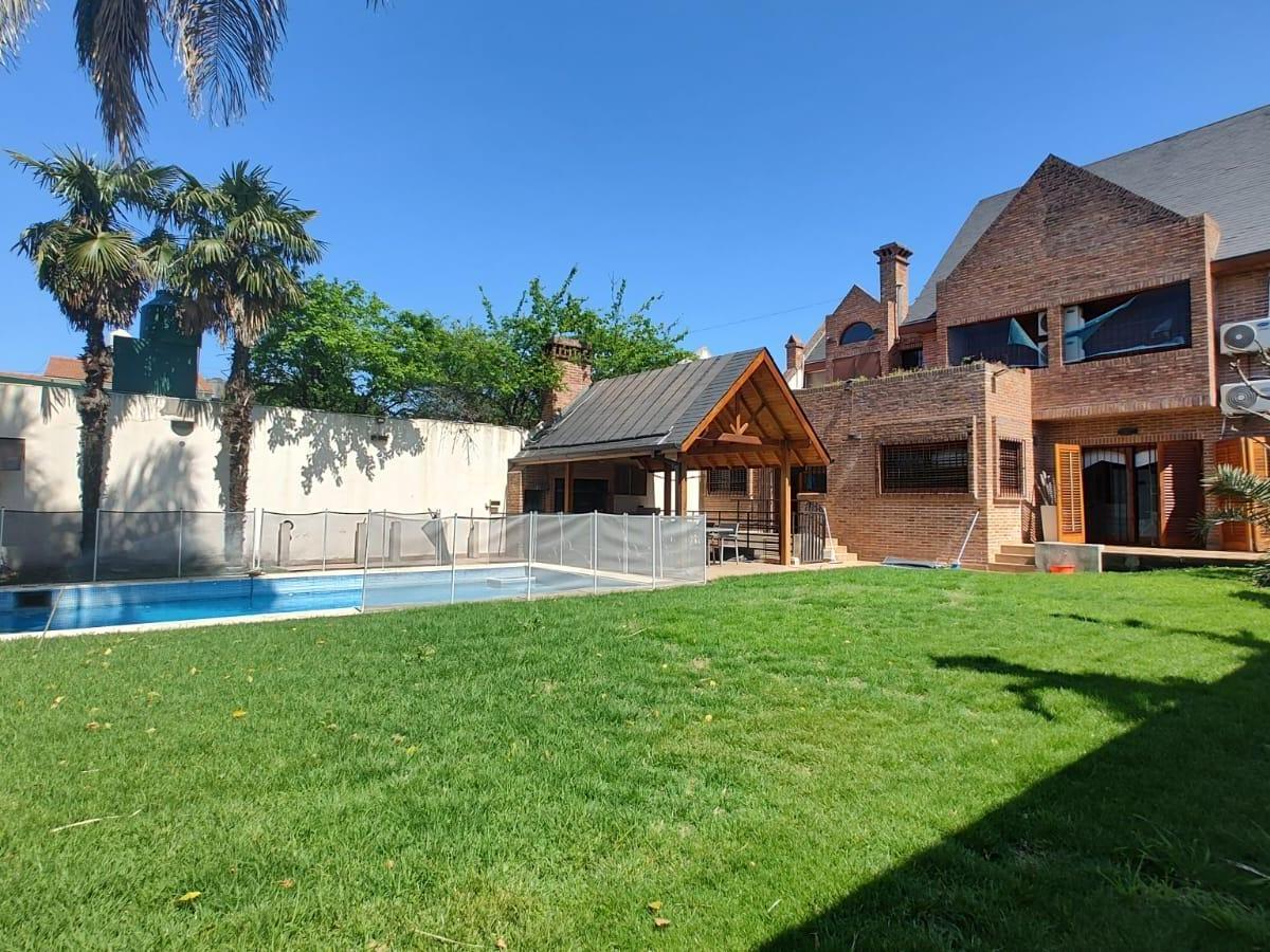 Imponente Chalet en Villa Sarmiento, 5 Ambientes, Pileta Climatizada, Quincho y Garage Doble