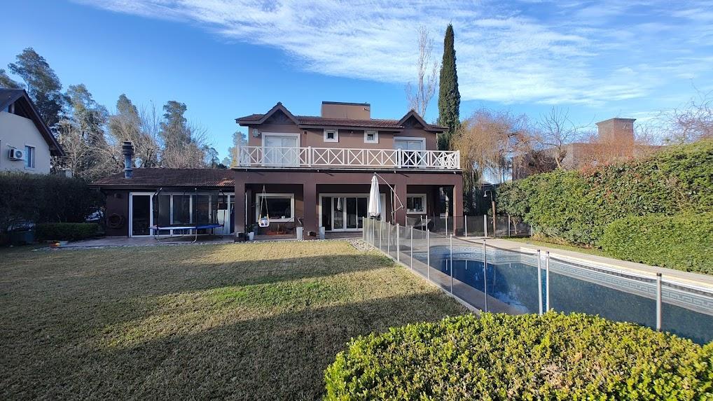 Casa con 4 habitaciones en venta en Campos de Alvarez, 919 m²