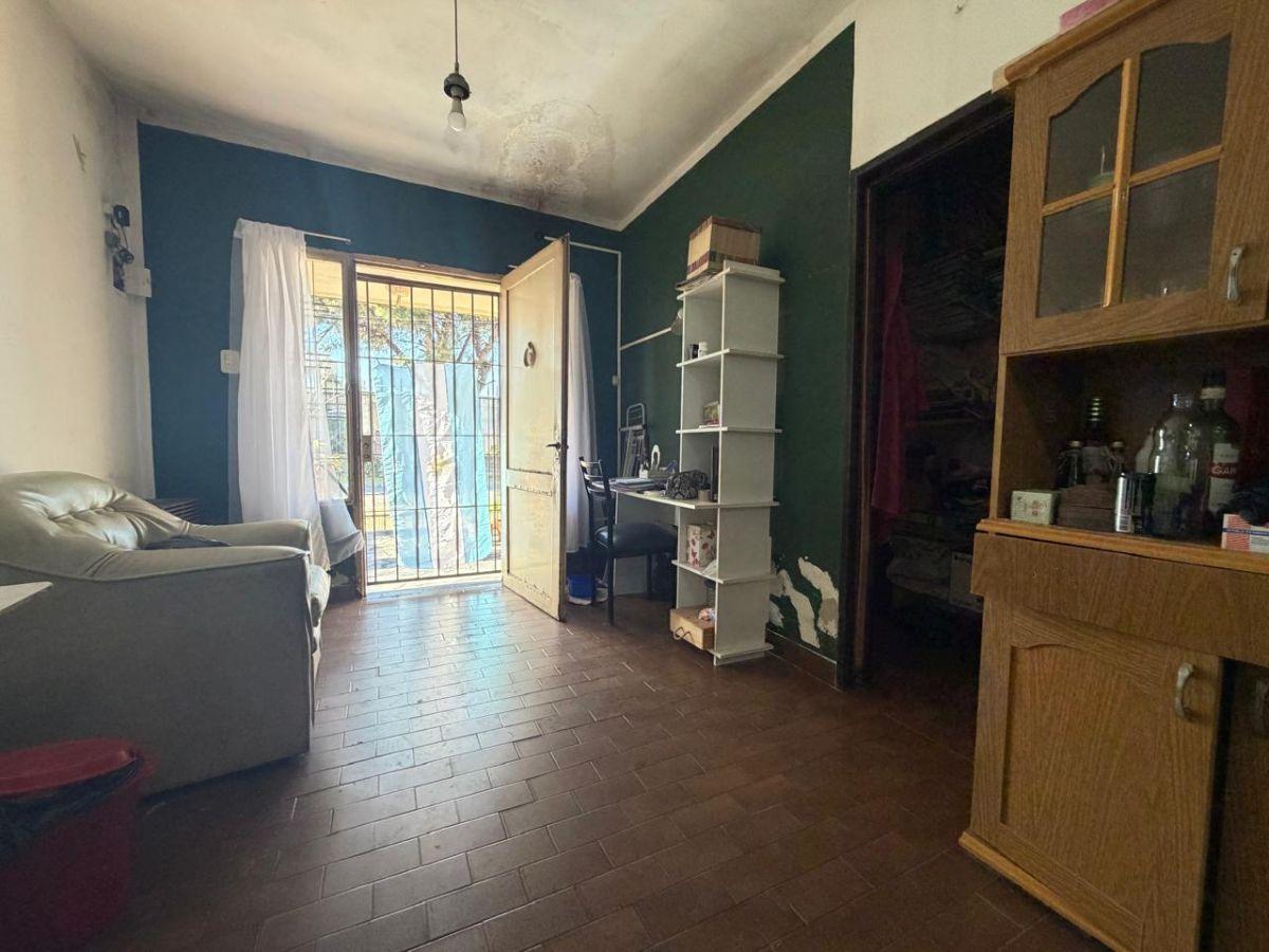 Foto de CASA EN VENTA 3 AMBIENTES EN MORON CON JARDIN Y COCHERA, imagen 2