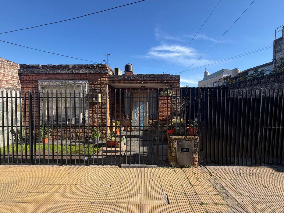 Foto de CASA EN VENTA 3 AMBIENTES EN MORON CON JARDIN Y COCHERA, imagen 1