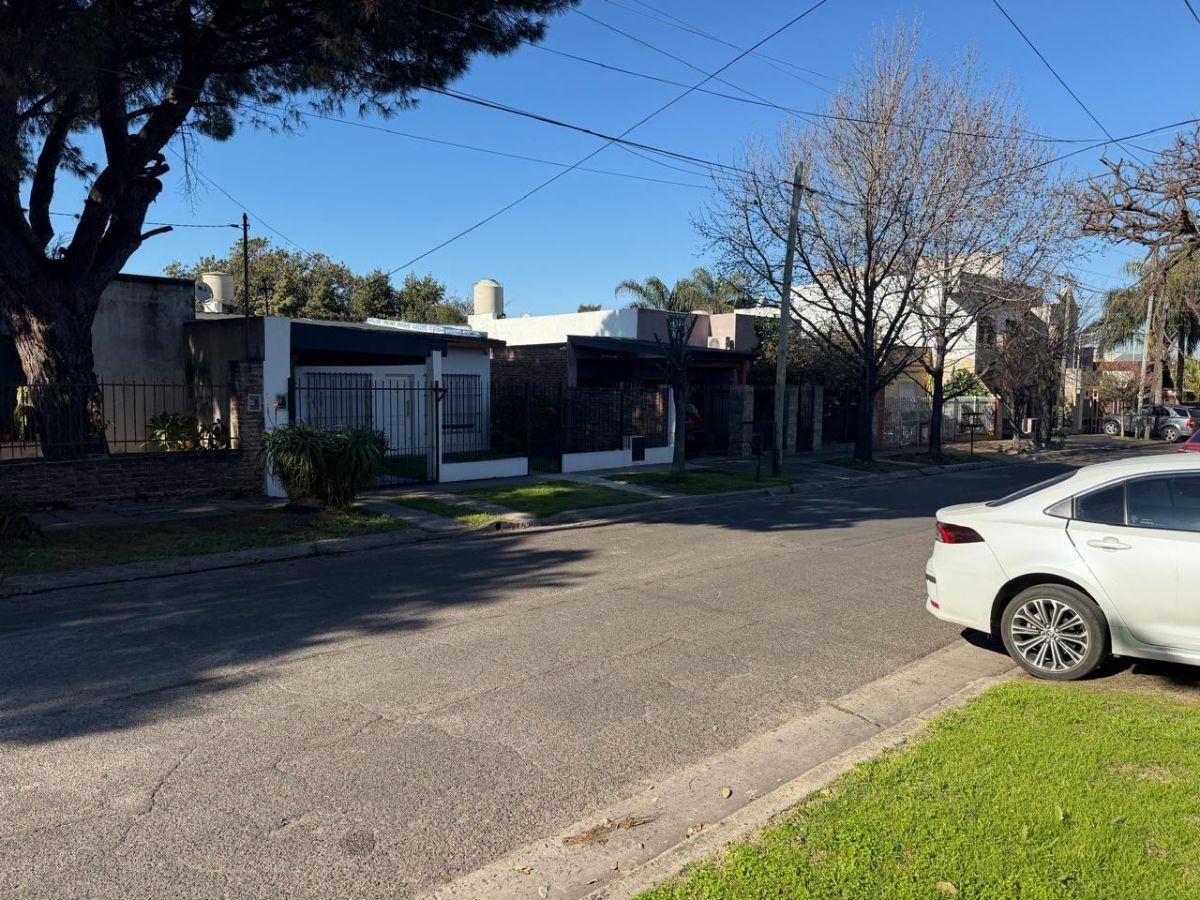 Foto de CASA EN VENTA 3 AMBIENTES EN MORON CON JARDIN Y COCHERA, imagen 5