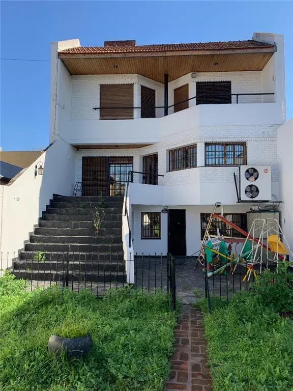 Divina Casa de 400m2 - 4 Dormitorios - 2 Cocheras - Pileta y Quincho con Parrilla 4