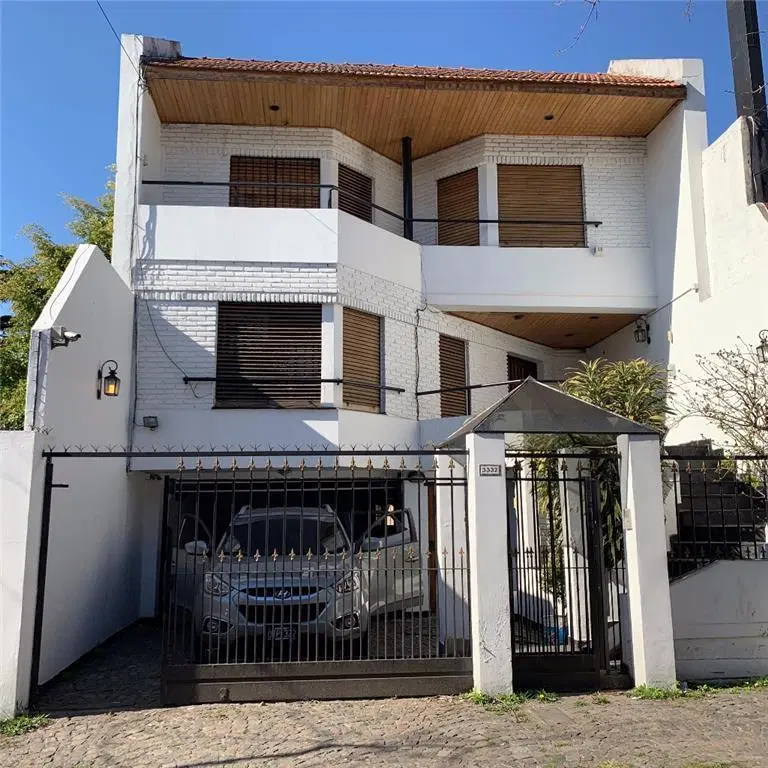 Divina Casa de 400m2 - 4 Dormitorios - 2 Cocheras - Pileta y Quincho con Parrilla 5