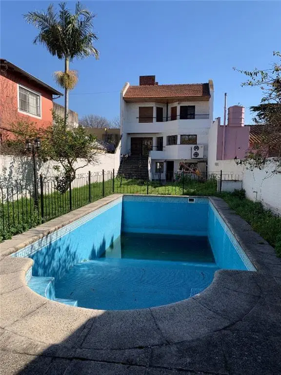 Divina Casa de 400m2 - 4 Dormitorios - 2 Cocheras - Pileta y Quincho con Parrilla 2