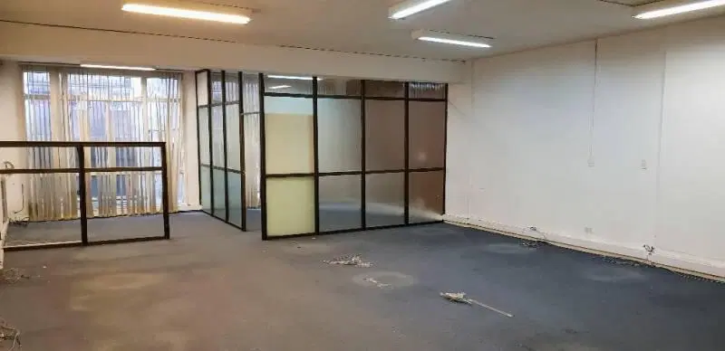 A refaccionar -Apto Crédito - Inmejorable ubicación - Oficina en Alquiler - Planta Libre con 2 baños 4