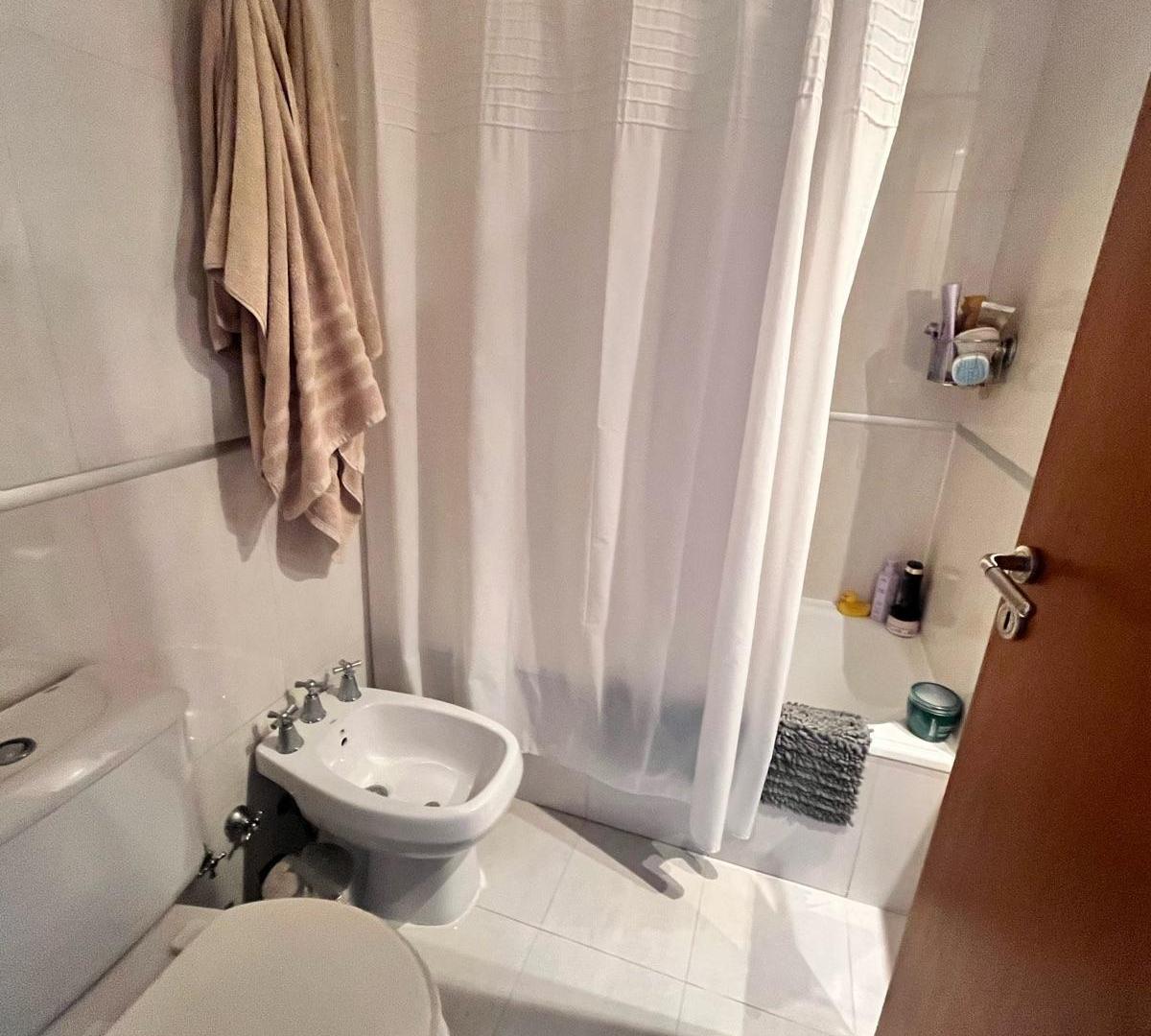 Foto de Divino 2 ambientes al frente TODO LUZ - Piscina - SUM - Parrilla, imagen 1
