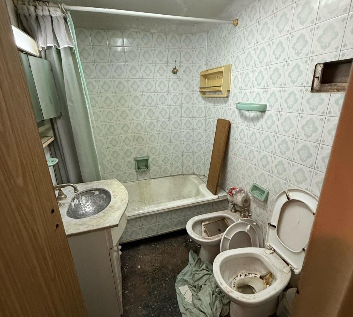 Foto de Oportunidad - Departamento de 2 ambientes con patio a refaccionar, imagen 1