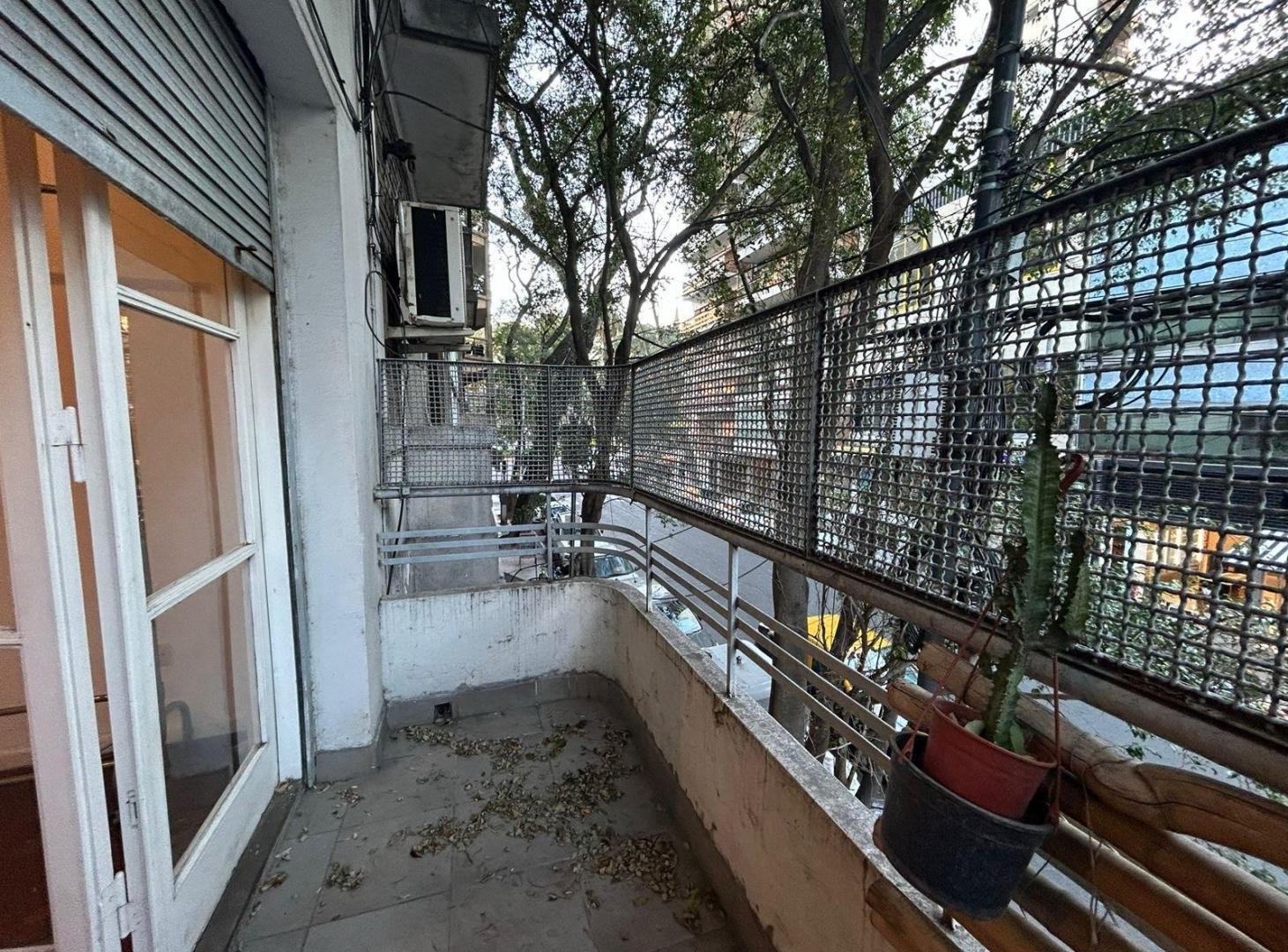 Foto de Bajas Expensas - 2 Ambientes al frente muy Luminoso - Balcón y Lavadero, imagen 2