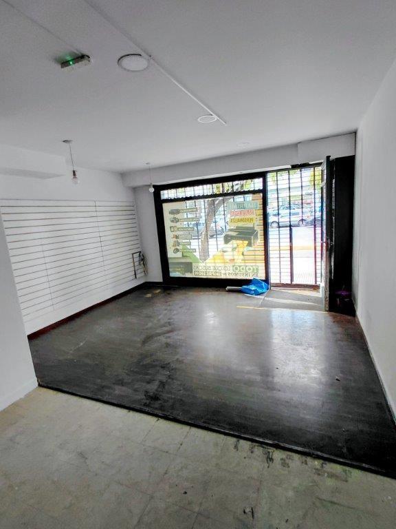 Foto de OPORTUNIDAD - Local con Patio sobre Av Estado de Israel entre Gascon y, imagen 4