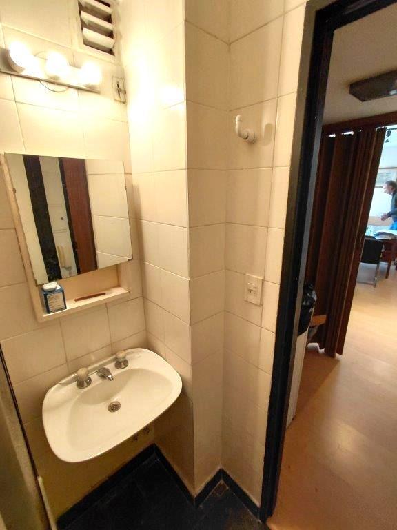 Foto de BAJAS EXPENSAS - Oficina con Baño al contrafrente - Muy luminosa, imagen 3