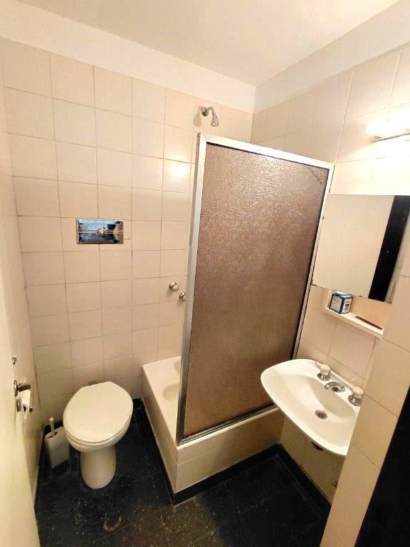Foto de BAJAS EXPENSAS - Oficina con Baño al contrafrente - Muy luminosa, imagen 2