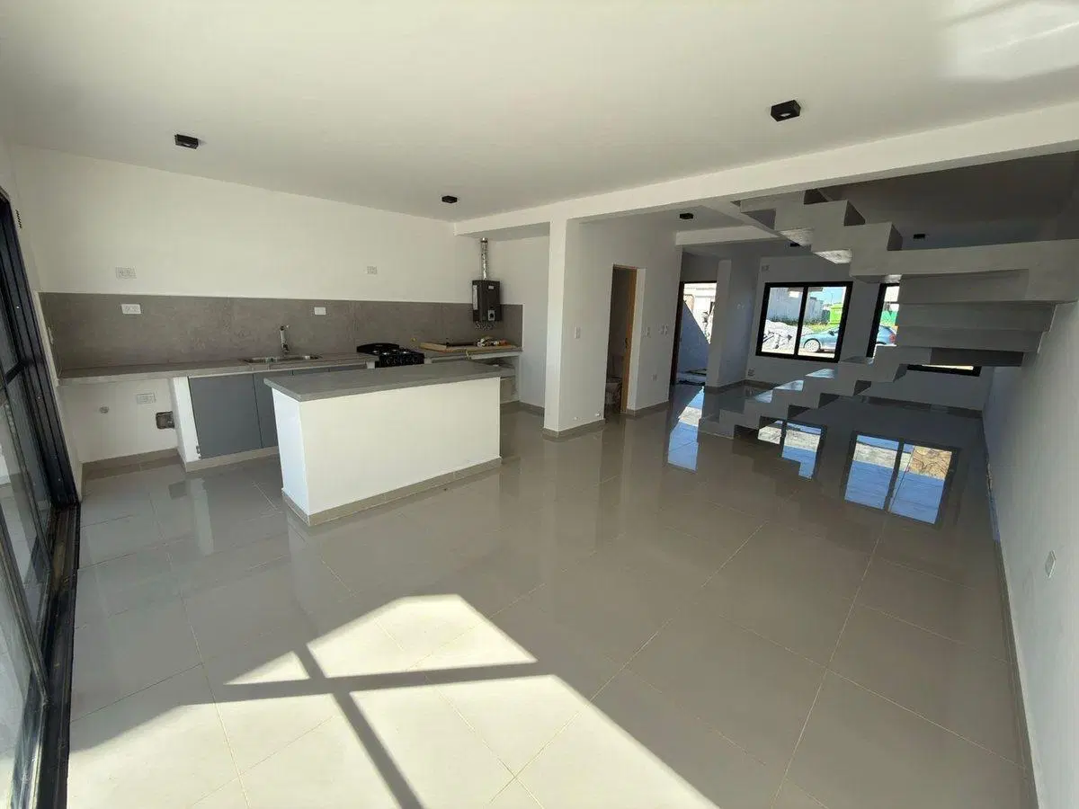 DUPLEX VENTA A ESTRENAR VIA AURELIA 3 DORMITORIOS 4