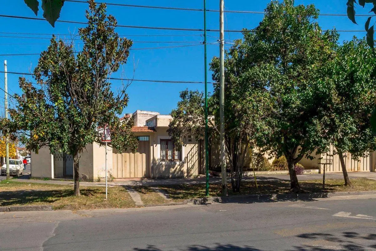 CASA EN VENTA BARRIO INTERSINDICAL ZONA SUR 3 DORM 3