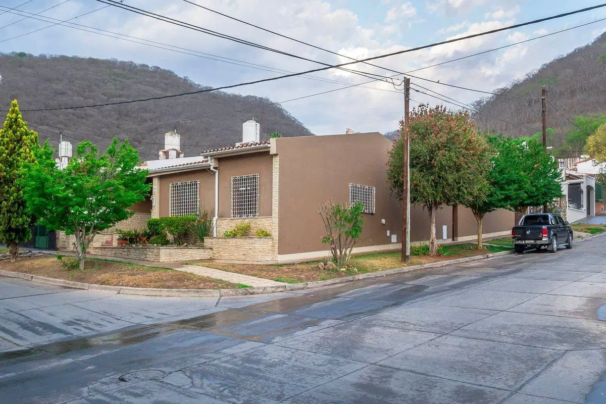 CASA DE 4 DORMITORIOS EN VENTA EN TRES CERRITOS 5