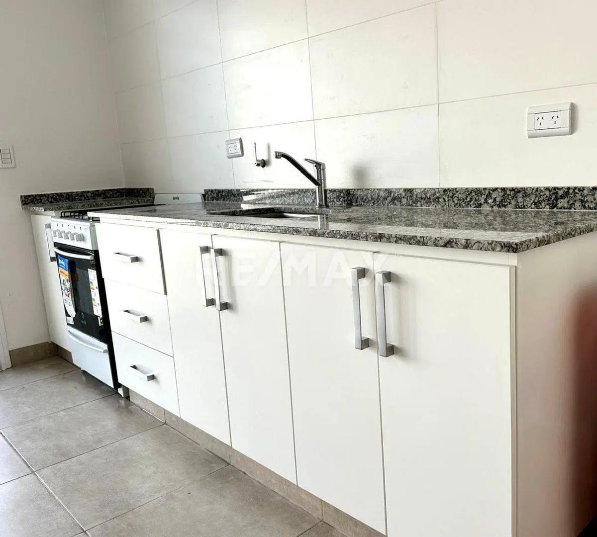 CASA DUPLEX 3 DORMITORIOS VENTA B°PORTAL DE LESSER 4