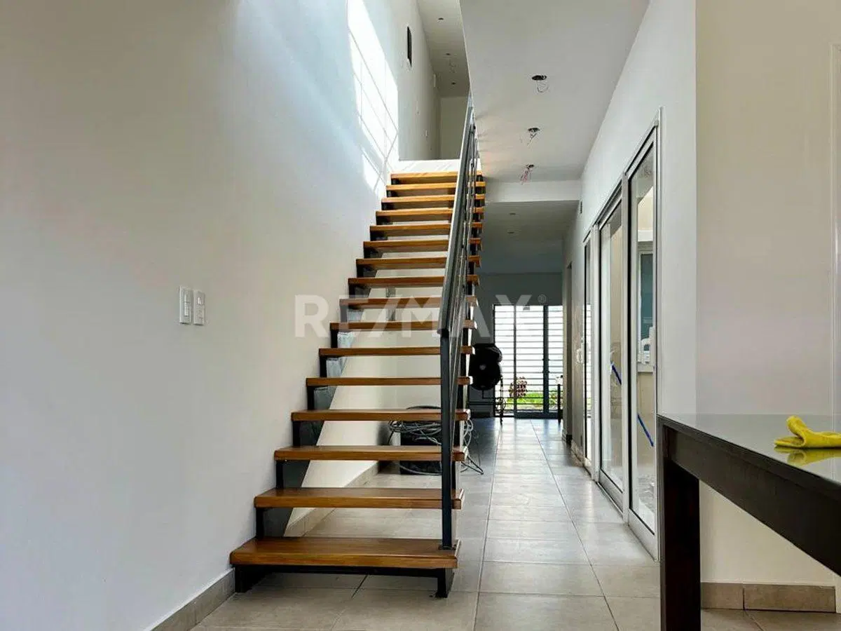 CASA DUPLEX 3 DORMITORIOS VENTA B°PORTAL DE LESSER 2