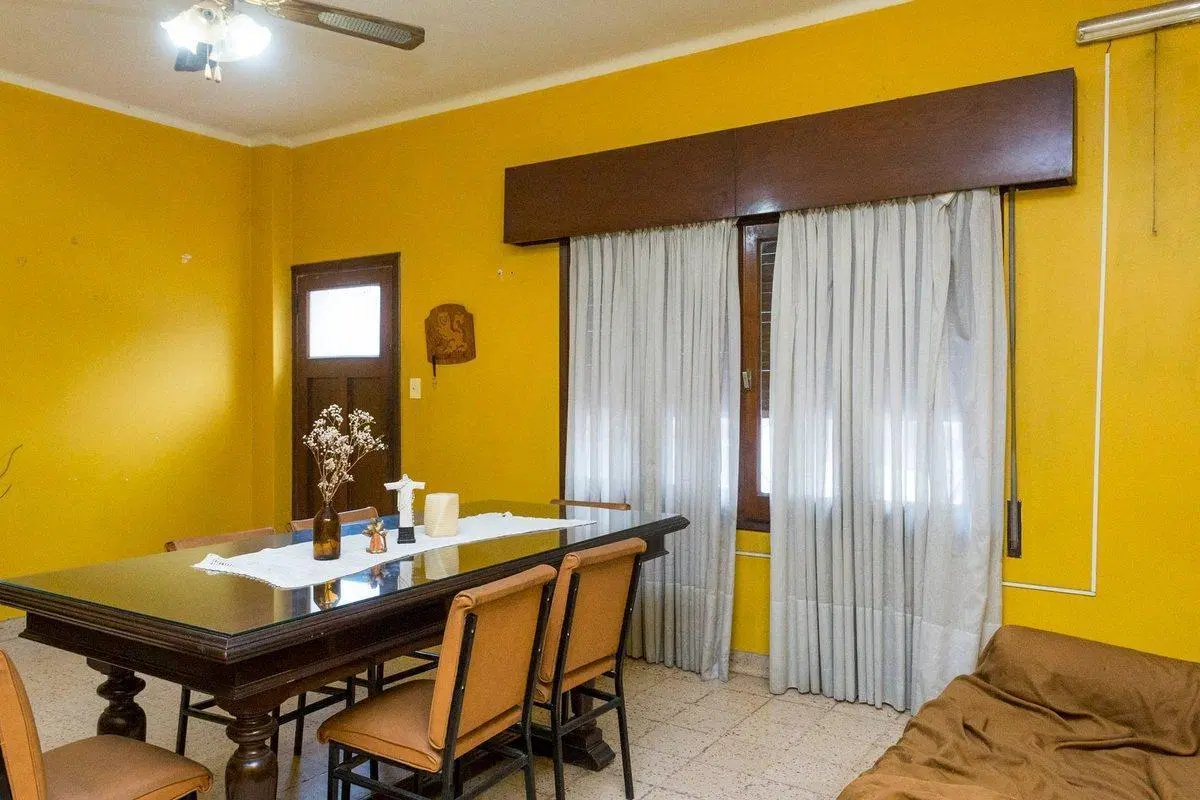CASA EN VENTA CON GALPON MACROCENTRO 4