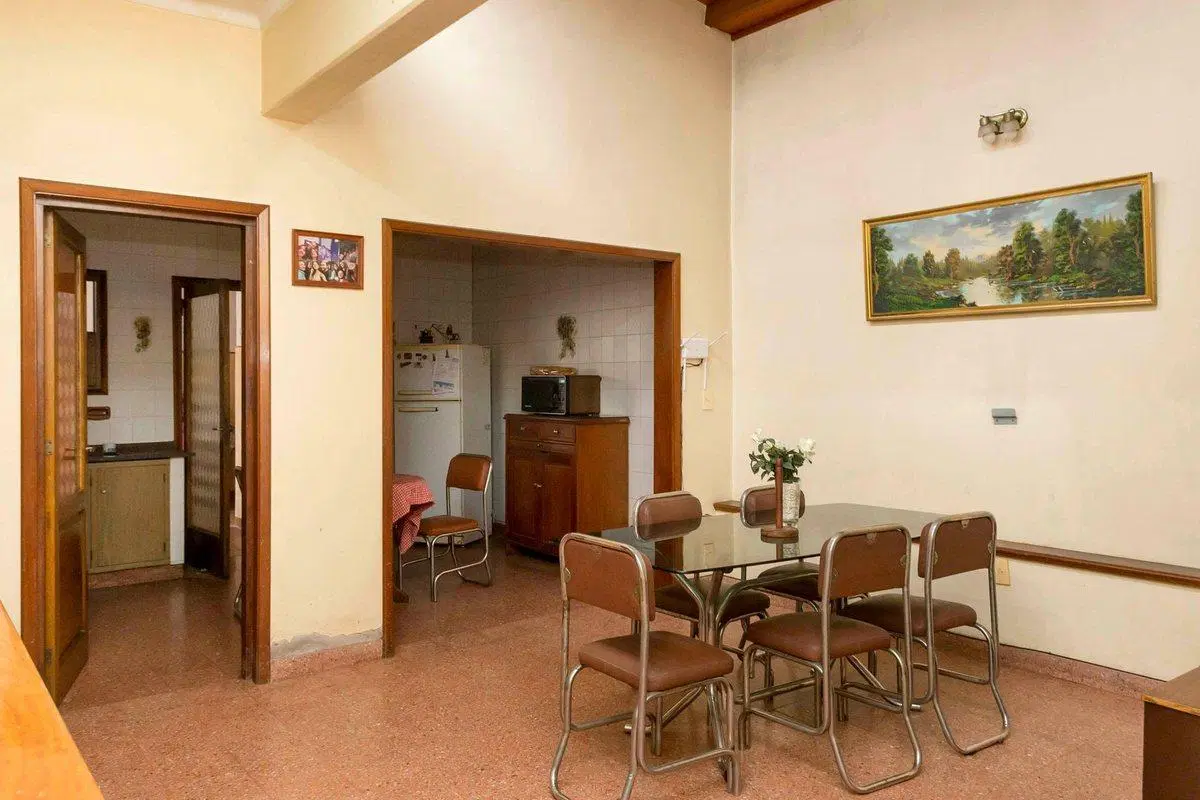 CASA EN VENTA CON GALPON MACROCENTRO 2