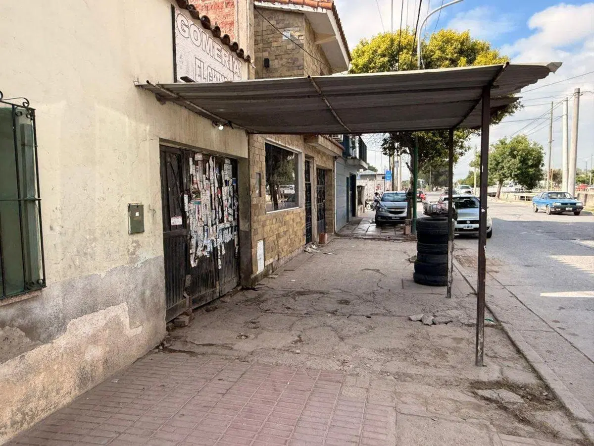 CASA VENTA A REFACCIONAR AV YRIGOYEN MACROCENTRO 2