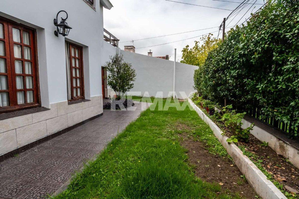 CASA VENTA O PERMUTA BARRIO GRAND BOURG 5 DORM