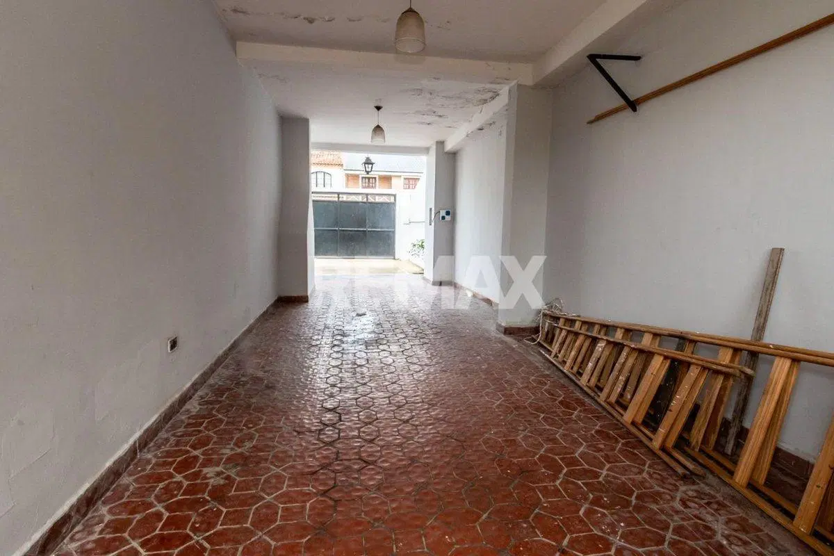 CASA VENTA O PERMUTA BARRIO GRAND BOURG 5 DORM 2