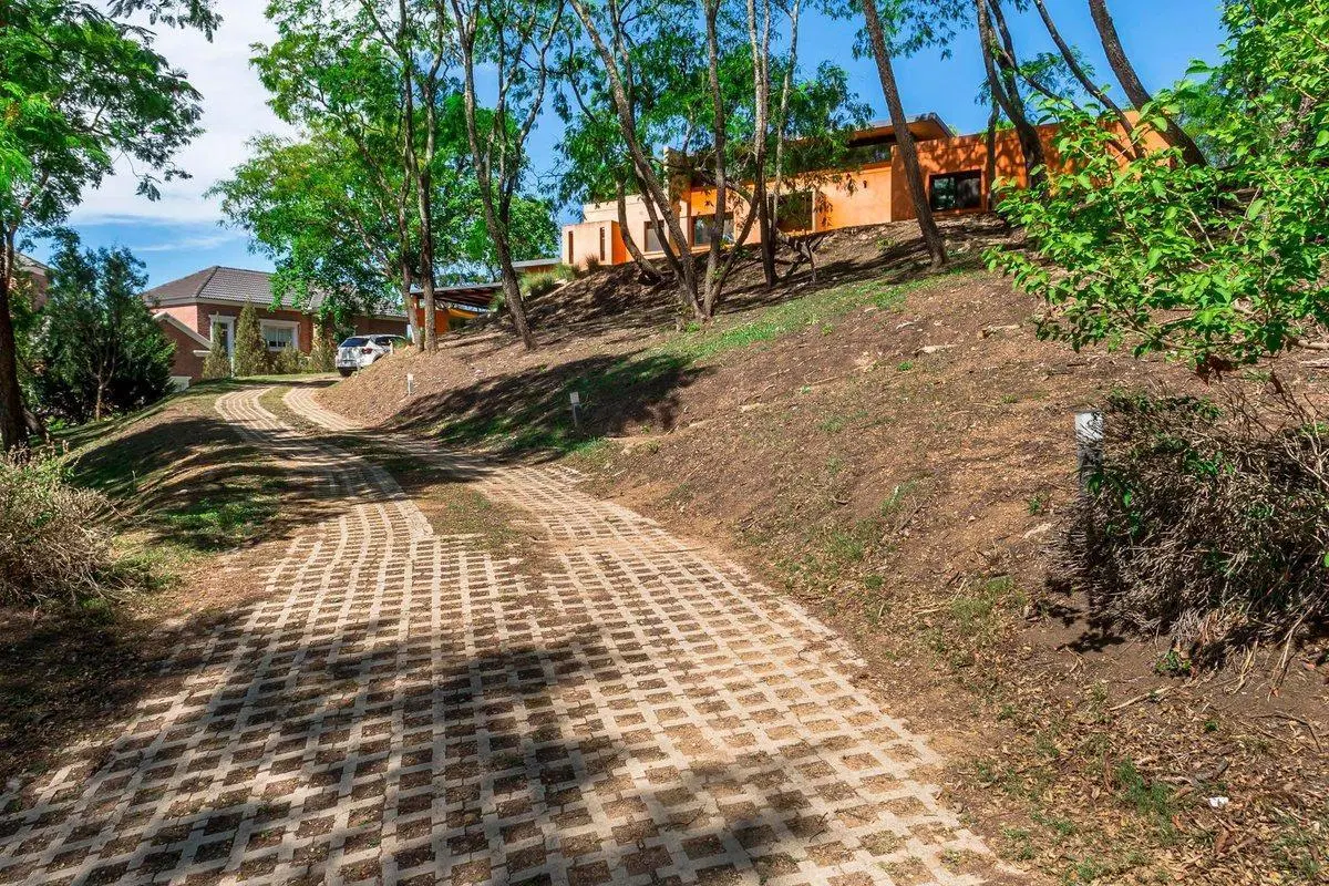 CASA EN VENTA VALLE ESCONDIDO APTA CREDITO 2 DORM 4