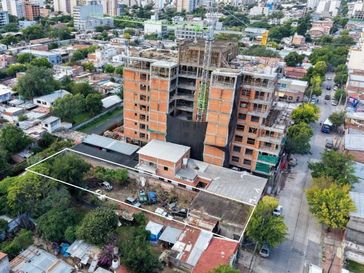 TERRENO CON CONSTRUCCION VENTA MACROCENTRO 8