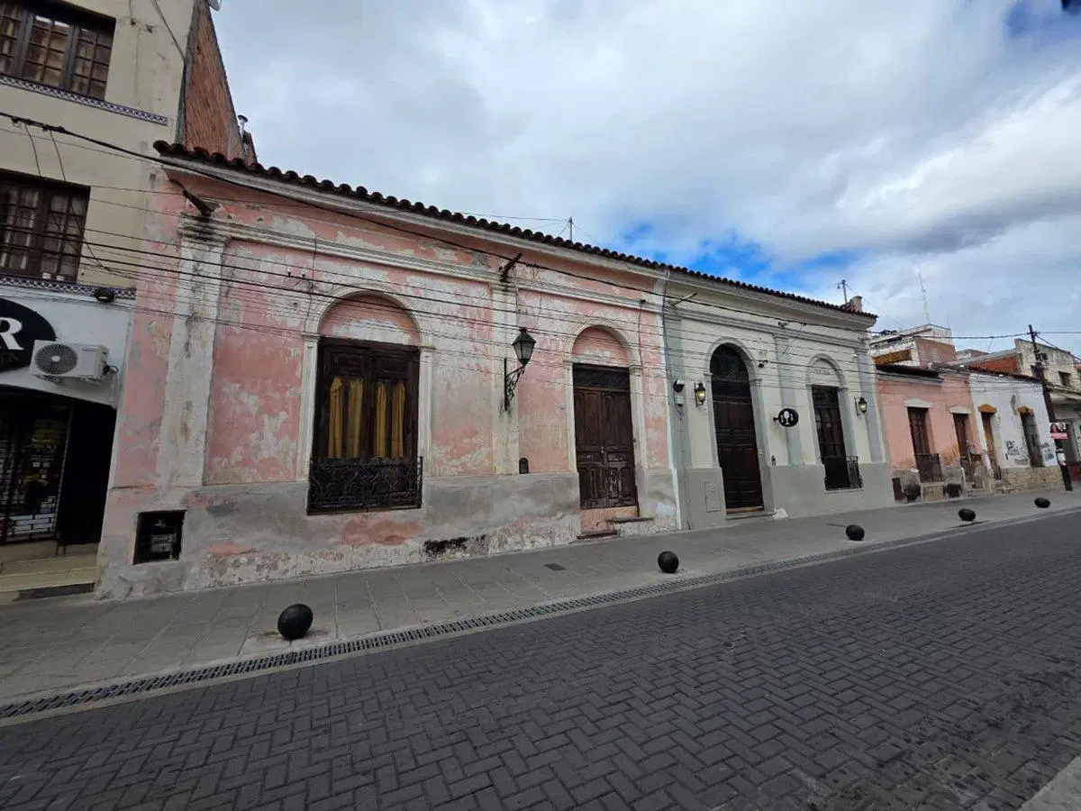 CASA EN VENTA A RECICLAR ZONA PLAZA 9 DE JULIO 5