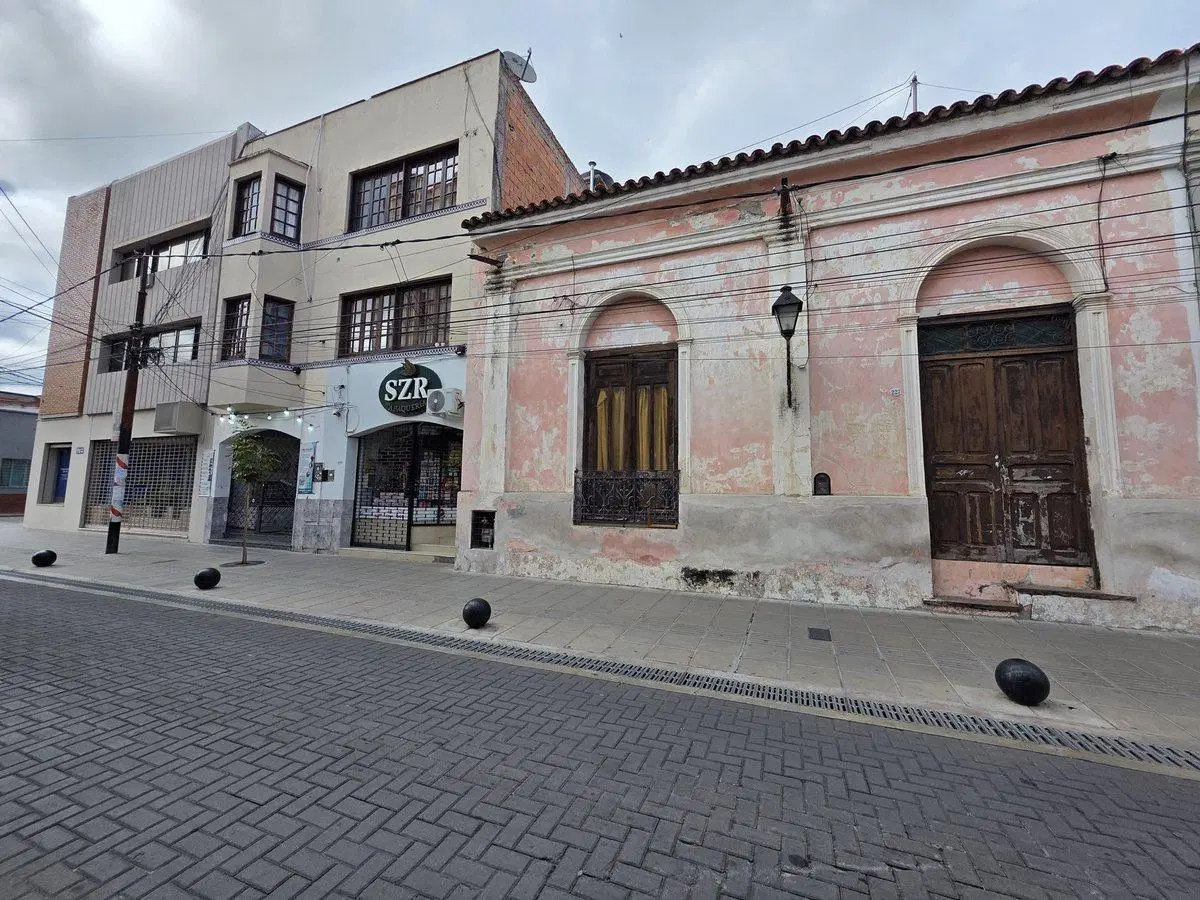 CASA EN VENTA A RECICLAR ZONA PLAZA 9 DE JULIO 4