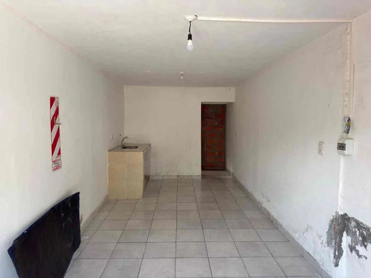 ALQUILER LOCAL COMERCIAL BARRIO SANTA LUCIA 25 M2 4