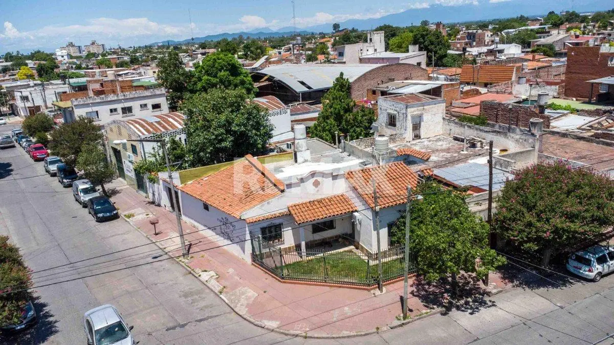 CASA ESQUINA EN VENTA MACROCENTRO 3 DORM 5