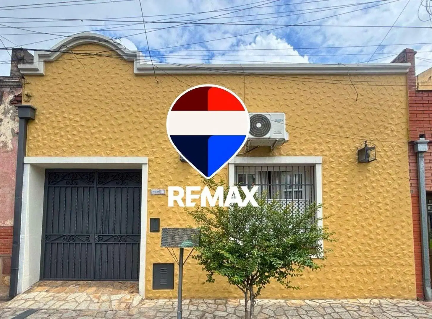 CASA EN VENTA SOBRE AVENIDA ENTRE RIOS MACROCENTRO 5