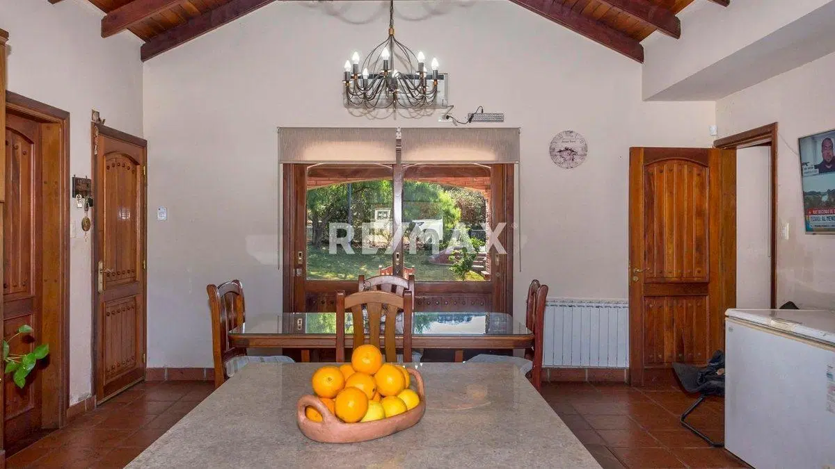 CASA 8 AMBIENTES 500 M2 VENTA LA LUCINDA NORTE 4