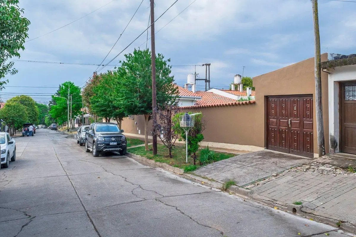 CASA DE 4 DORMITORIOS EN VENTA EN TRES CERRITOS 2